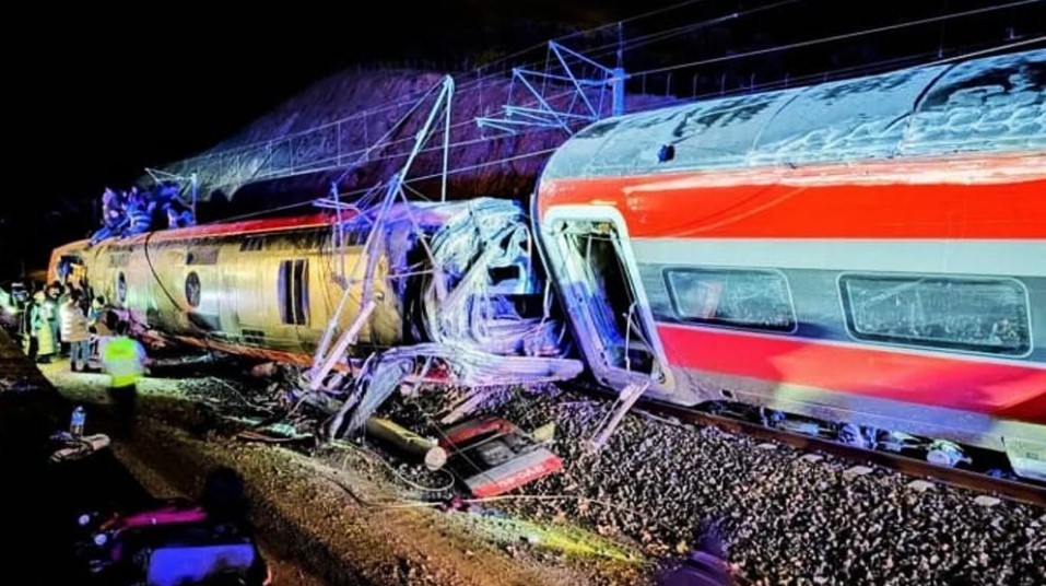 ভয়াবহ ট্রেন দুর্ঘটনা, নিহত অন্তত ২১